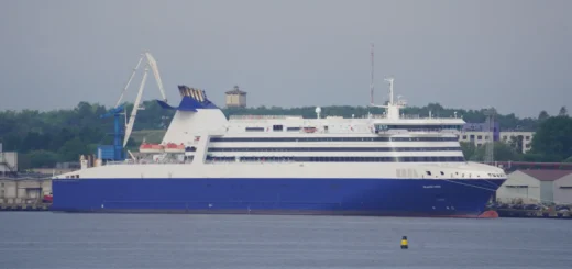 Færgen Superspeed IX (tidligere Atlantic Vision) ligger også fortøjet i Tallinns havn.