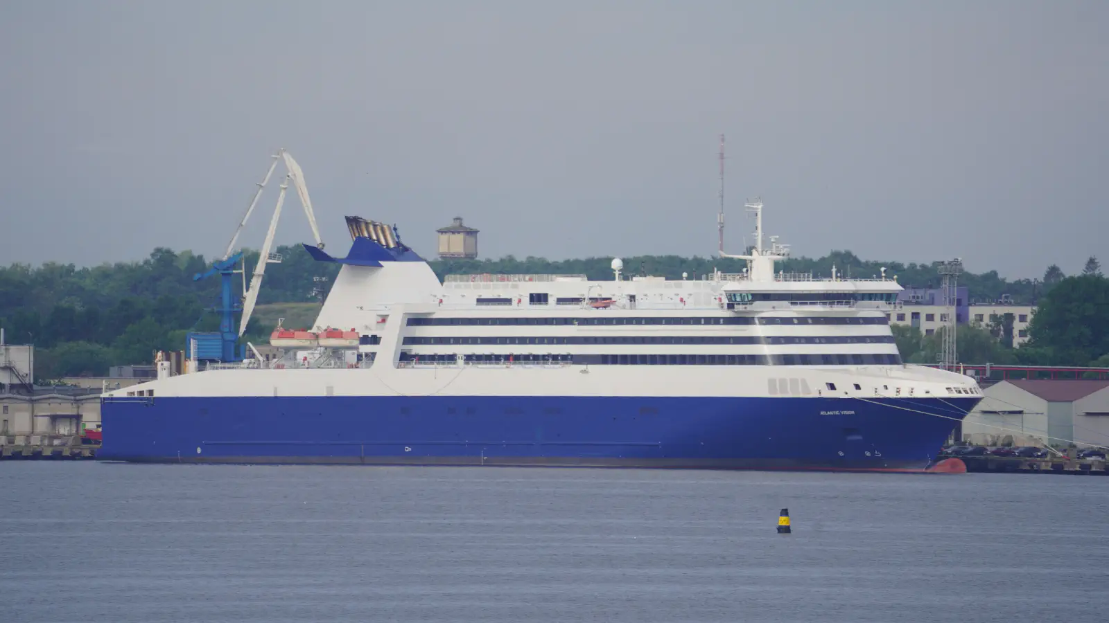 Færgen Superspeed IX (tidligere Atlantic Vision) ligger også fortøjet i Tallinns havn.
