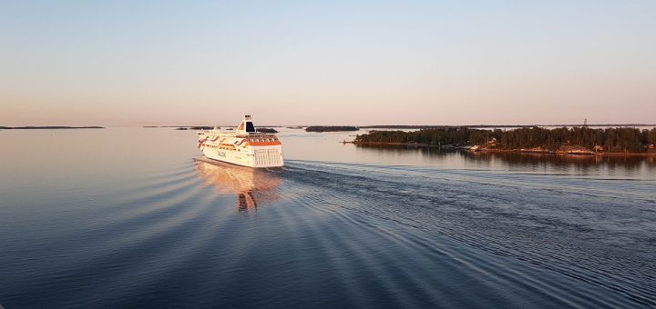 Færge Baltic Queen fra Tallink Silja på vej gennem skærgården ud for Stockholm.