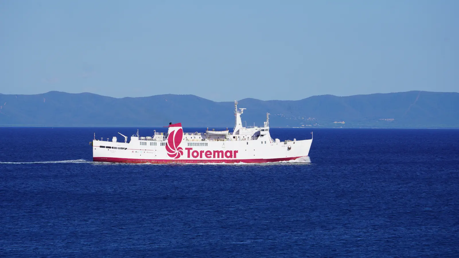 Færgen Oglasa fra Toremar sejler flere gange om dagen mellem havnene i Piombino og Portoferraio til øen Elba.