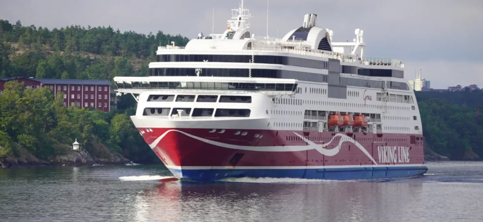 Viking Line Færge Viking Grace i skærgården ud for Stockholm.