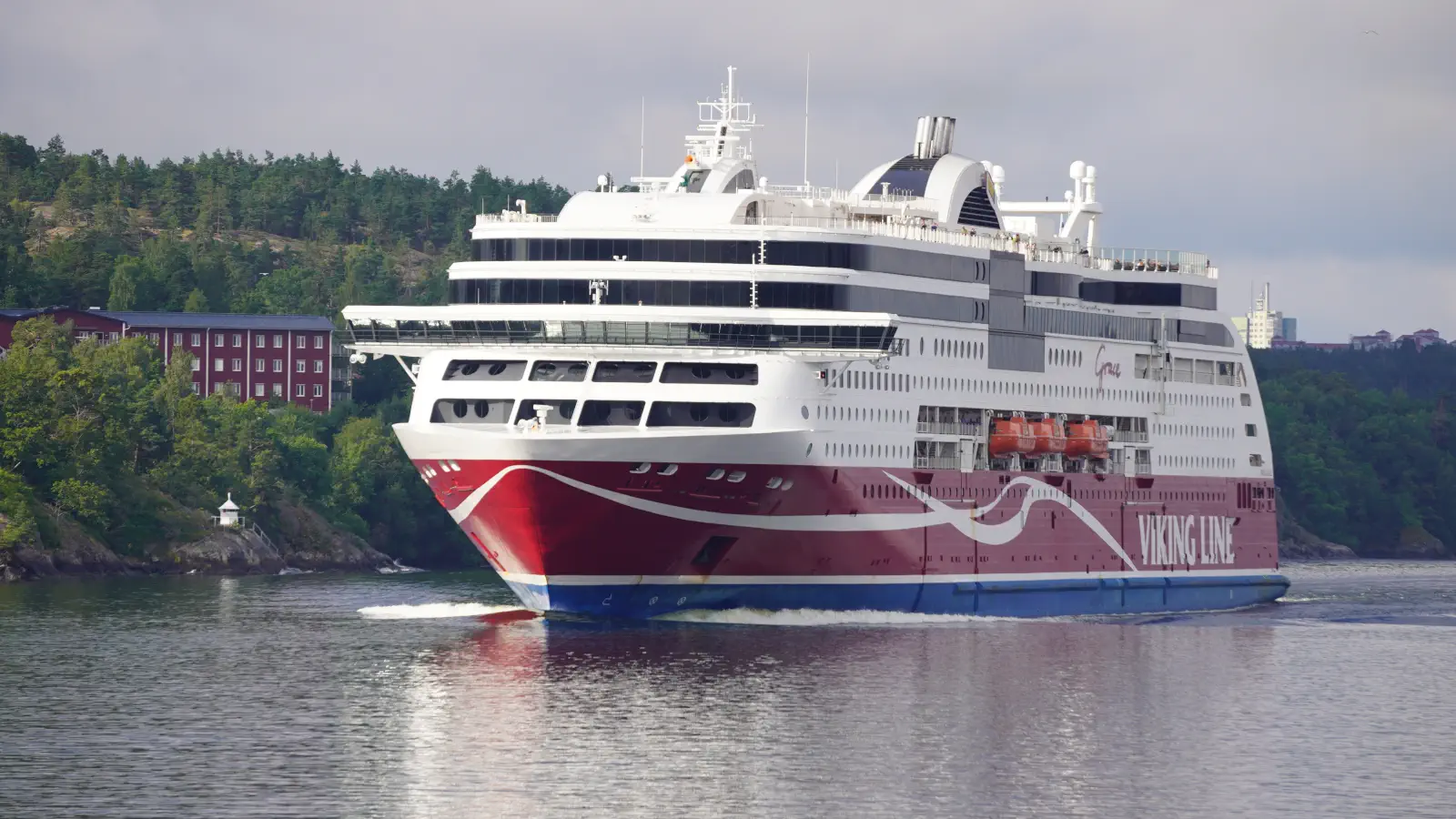 Viking Line Færge Viking Grace i skærgården ud for Stockholm.