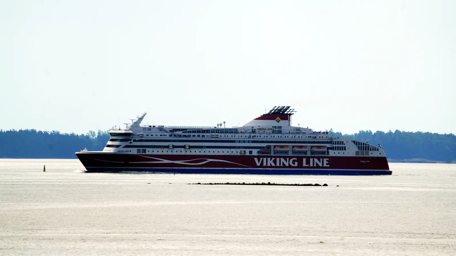 Færge Viking Line Viking XPRS sejler i fast rutefart mellem Helsinki og Tallinn.